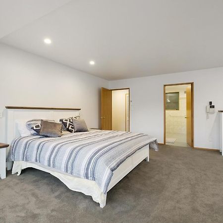 Huge Lakefront Delight - Queenstown Holiday Home Eksteriør billede