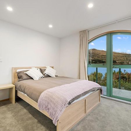 Huge Lakefront Delight - Queenstown Holiday Home Eksteriør billede