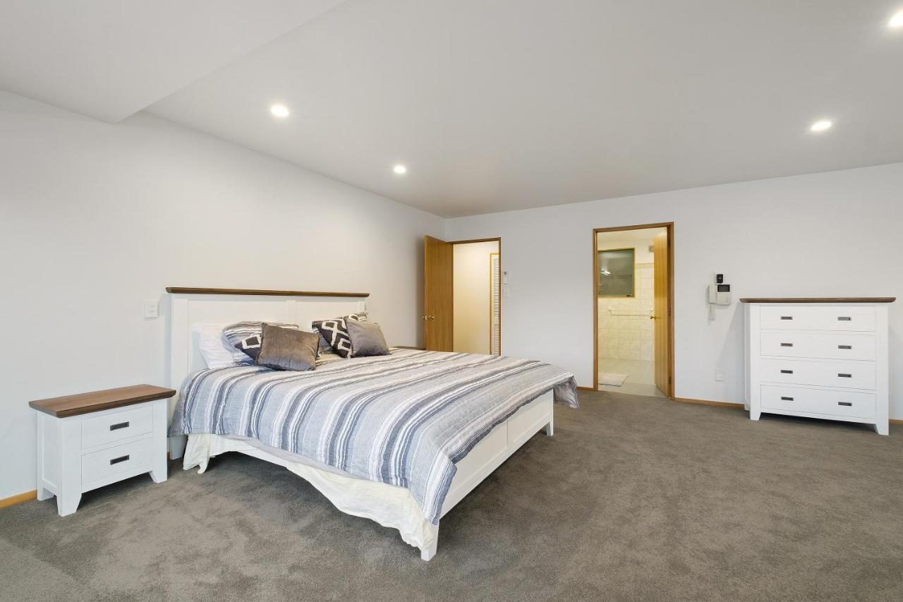 Huge Lakefront Delight - Queenstown Holiday Home Eksteriør billede
