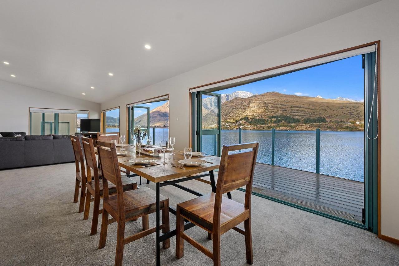 Huge Lakefront Delight - Queenstown Holiday Home Eksteriør billede
