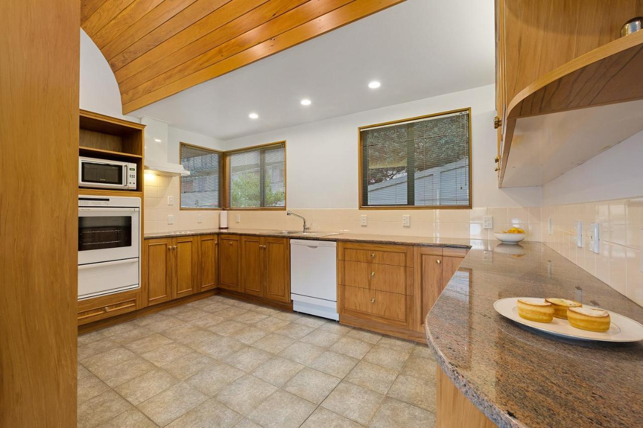 Huge Lakefront Delight - Queenstown Holiday Home Eksteriør billede