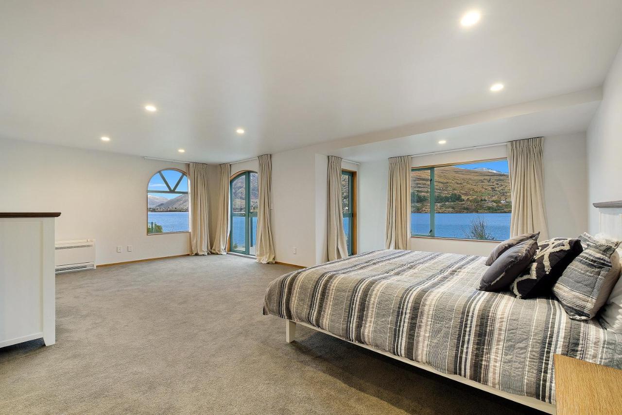 Huge Lakefront Delight - Queenstown Holiday Home Eksteriør billede